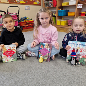 Dzieci prezentują przyniesioną z domu książkę i zabawkę - postać z tej bajki