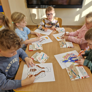 Dzieci kolorują pisakami "chatkę Baby Jagi"