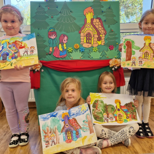 Dzieci prezentują prace plastyczne "Jaś i Małgosia w lesie"