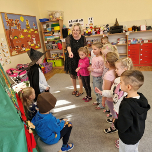 Dzieci słowami piosenki proszą o uwolnienie "Jasia" i "Małgosi"