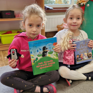 Dzieci prezentują przyniesioną z domu książkę i zabawkę - postać z tej bajki