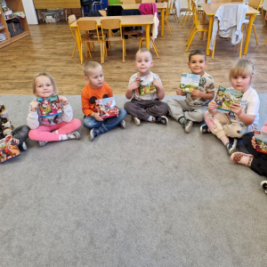 Dzieci trzymają książeczki - upominki zafundowane przez Rodziców z okazji Dnia Postaci z Bajek