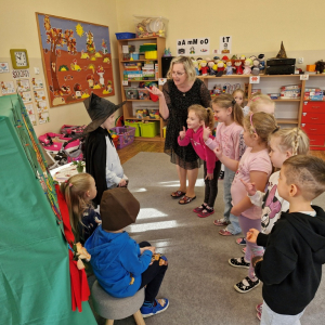 Dzieci śpiewając piosenkę Wielka wyprawa, grożą "Babie Jadze"