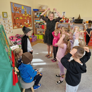 Dzieci pokazują "jak włosy stają dęba"