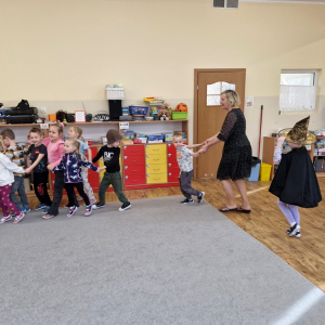 Dzieci tworząc "zaprzęgi" biegną dookoła sali