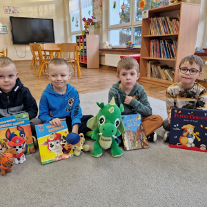 Dzieci prezentują przyniesioną z domu książkę i zabawkę - postać z tej bajki