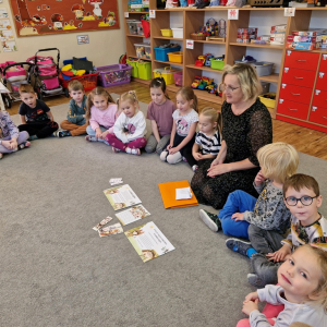 Pani Marysia zaprasza dzieci do udziału w akcji czytelniczej mającej na celu promowanie czytelnictwa wśród dzieci