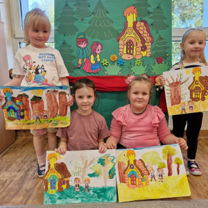Dzieci prezentują prace plastyczne "Jaś i Małgosia w lesie"