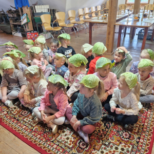 Dzieci w "czapkach" z listków kapusty tuż przed podróżą "latającym" dywanem
