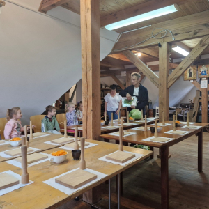 Pan Krzysztof zapoznaje z rodziną kapustnych na podstawie obrazków