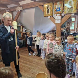 Dzieci oglądają trampek do ubijania kapusty