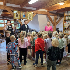 Dzieci śpiewają piosenkę "Kapuściana piosenka"