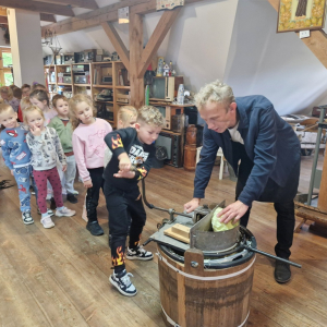 Chłopiec kręci korbą szatkownicy