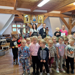 Dzieci z grupy "Skrzaty", wychowawczyni i Pan Krzysztof w Chacie Kaszubskiej