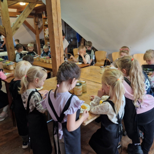 Dzieci degustują surówki z kiszonej kapusty i z dodatkiem jabłka