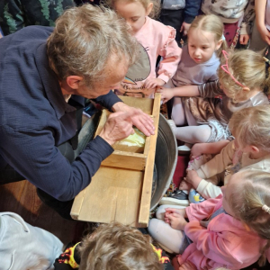 Dzieci obserwują sposób szatkowania kapusty 