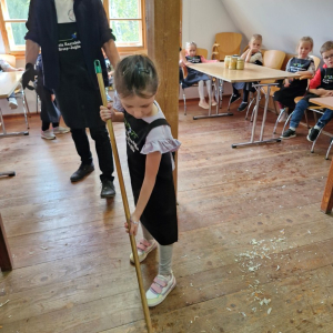 Dziewczynka zamiata podłogę