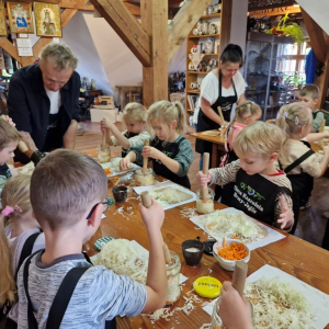 Dzieci ubijają kapustę w słoikach