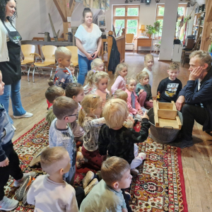 Dzieci oglądają szatkownicę do szatkowania kapusty