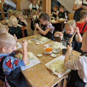 Dzieci ubijają kapustę w słoikach