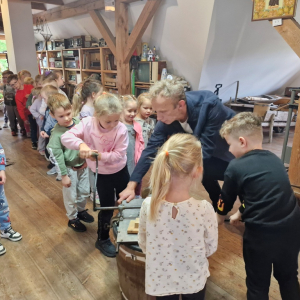 Dziewczynka kręci korbą szatkownicy