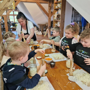 Dzieci dodają potartej marchewki i soli pod czujnym okiem Pani Wiolety