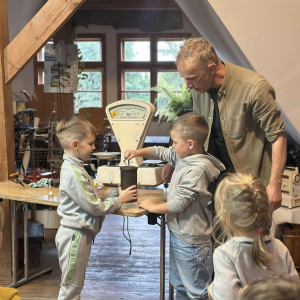 Zajęcia pełne wrażeń – wspólne eksperymentowanie z dawnymi sprzętami.