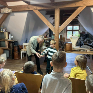 Zajęcia pełne wrażeń – wspólne eksperymentowanie z dawnymi sprzętami.