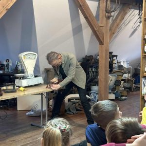 Zajęcia pełne wrażeń – wspólne eksperymentowanie z dawnymi sprzętami.