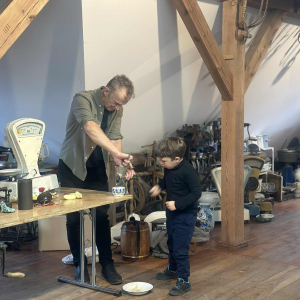 Zajęcia pełne wrażeń – wspólne eksperymentowanie z dawnymi sprzętami.