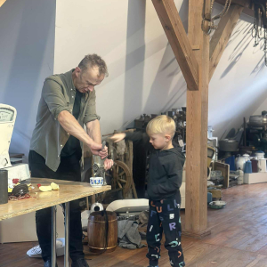 Zajęcia pełne wrażeń – wspólne eksperymentowanie z dawnymi sprzętami.