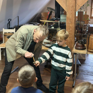 Zajęcia pełne wrażeń – wspólne eksperymentowanie z dawnymi sprzętami.