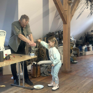 Zajęcia pełne wrażeń – wspólne eksperymentowanie z dawnymi sprzętami.