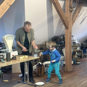 Zajęcia pełne wrażeń – wspólne eksperymentowanie z dawnymi sprzętami.