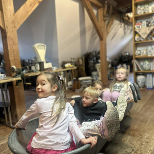 Kaszubska izba pełna ciekawostek – Muchomorki zaglądają w każdy kąt, szukając dawnych skarbów.