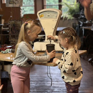 Zajęcia pełne wrażeń – wspólne eksperymentowanie z dawnymi sprzętami.