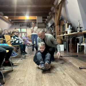 Zajęcia pełne wrażeń – wspólne eksperymentowanie z dawnymi sprzętami.