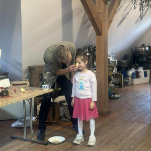 Zajęcia pełne wrażeń – wspólne eksperymentowanie z dawnymi sprzętami.