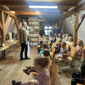 Zajęcia pełne wrażeń – wspólne eksperymentowanie z dawnymi sprzętami.