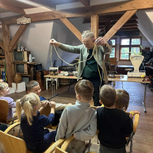 Spotkanie z historią – oglądamy stare narzędzia i odkrywamy, do czego służyły.