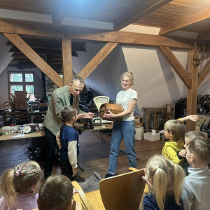 Zajęcia pełne wrażeń – wspólne eksperymentowanie z dawnymi sprzętami.