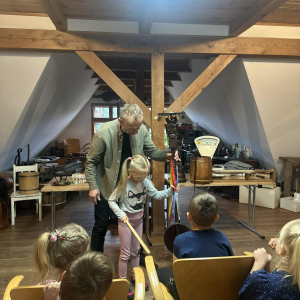 Zajęcia pełne wrażeń – wspólne eksperymentowanie z dawnymi sprzętami.