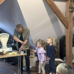 Zajęcia pełne wrażeń – wspólne eksperymentowanie z dawnymi sprzętami.