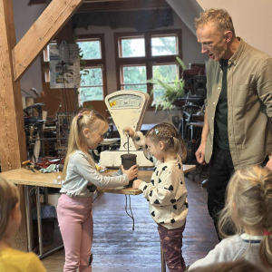 Zajęcia pełne wrażeń – wspólne eksperymentowanie z dawnymi sprzętami.