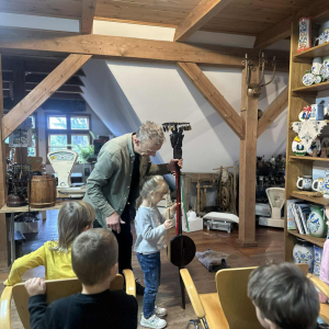 Zajęcia pełne wrażeń – wspólne eksperymentowanie z dawnymi sprzętami.