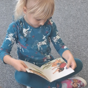 Dzieci oglądają książki