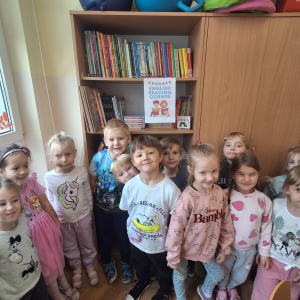 Dzieci stoją przed kącikiem książki po angielsku