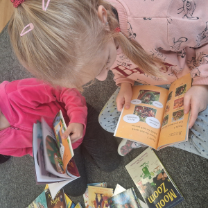 Dzieci oglądają książki