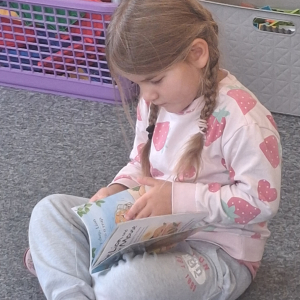 Dzieci oglądają książki