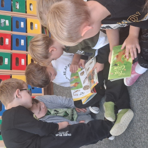 Dzieci oglądają książki